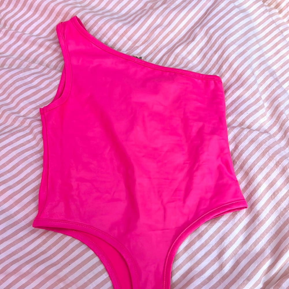 ⭐️SALTY HOT PINK BODYSUIT⭐️ - Picture 2 of 5